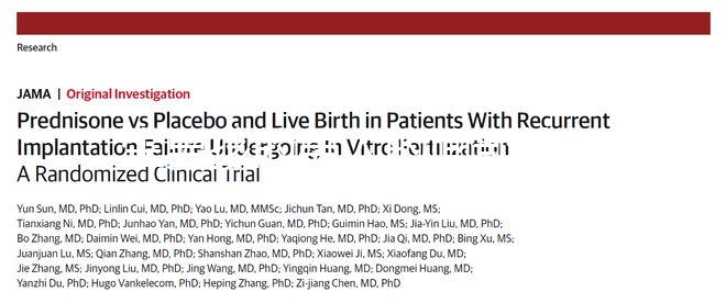 生男孩的男人的面部特征，這些特征表明是兒子